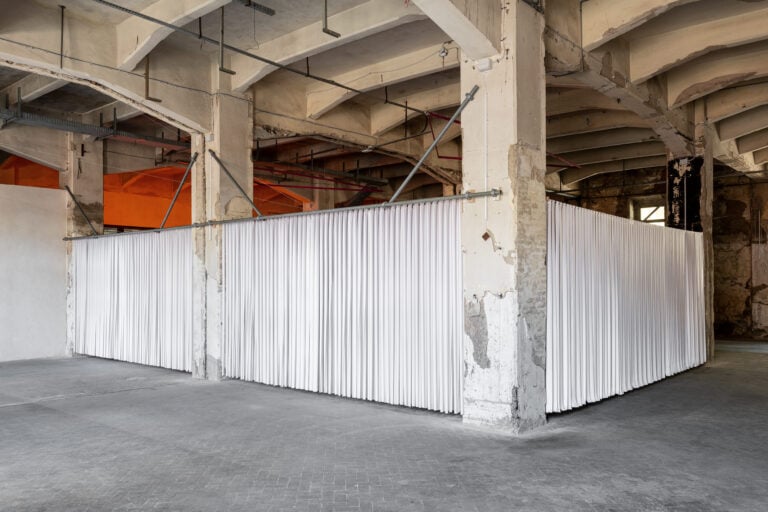 Paper/Cosmic Breeze di Gianni Pettena al MOTEL di Manifattura Tabacchi. Ph: Leonardo Morfini