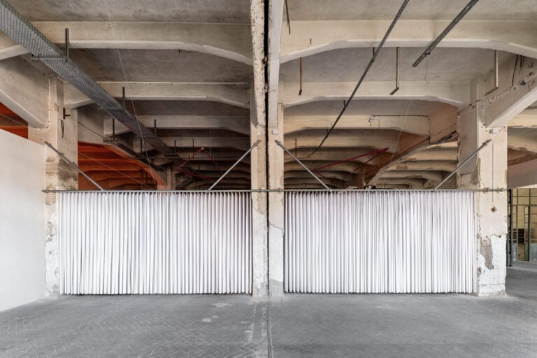 Paper/Cosmic Breeze di Gianni Pettena al MOTEL di Manifattura Tabacchi. Ph: Leonardo Morfini