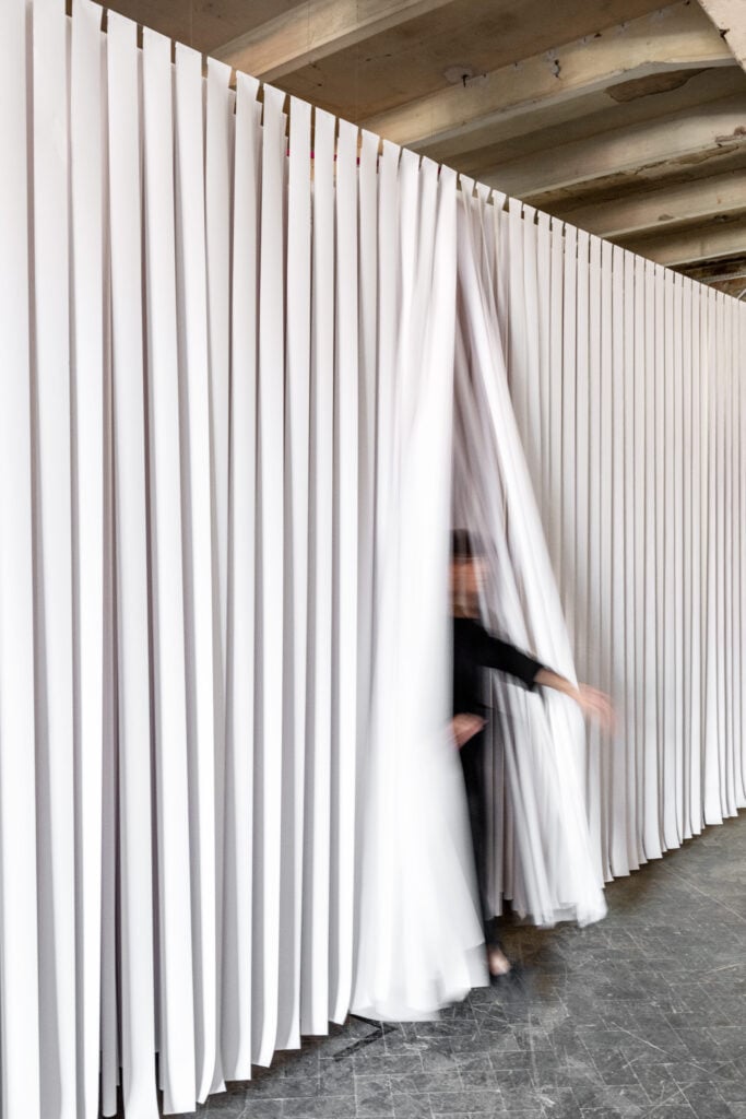 Paper/Cosmic Breeze di Gianni Pettena al MOTEL di Manifattura Tabacchi. Ph: Leonardo Morfini