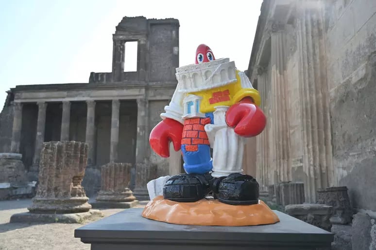 La medusa di Jago a Capri e i crostacei di Colbert a Pompei. Riecco l’estate del brutto e del banale
