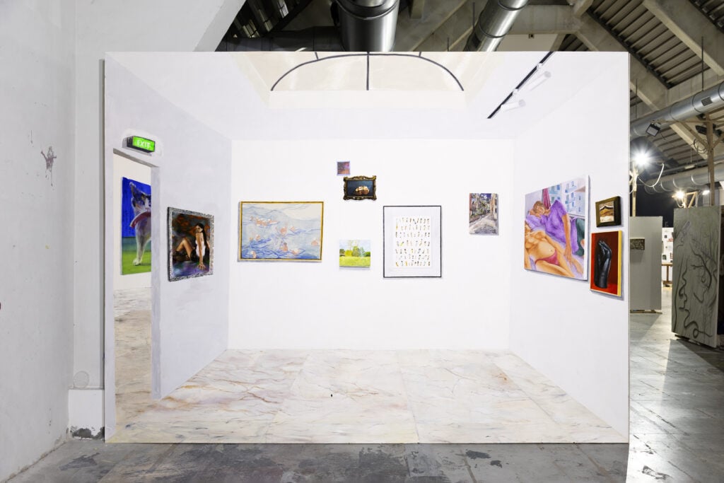 The Museum, 2 tele, acrilico, foglia oro, acquerello, olio e pennarello su tela, 300 x 400 cm ciasc., 2025 Autorx: Thomas Braida, Giorgia Guido, Yu Nong (Noemi), Rebecca Zen, Francesca Cason, Simone Settimo, Emma Cademartiri, Marina Benedetti, Esmeralda Tonello, Alessia Zuccato, Daniela Mereuta, Martino Scavezzon, Alessandro Artini, Sebastiano Pallavisini, Filippo Lunardon, Fabiano Vicentini, Azzurro, Tommaso Viccaro, Bogdan Khoshevoy, William Rizzardi, Chiara Peruch, Marco Mello, Lin, Elena Vettorello, Besnik Lushtaku, Alessandro Scandiuzzi Photo Matteo Visentin