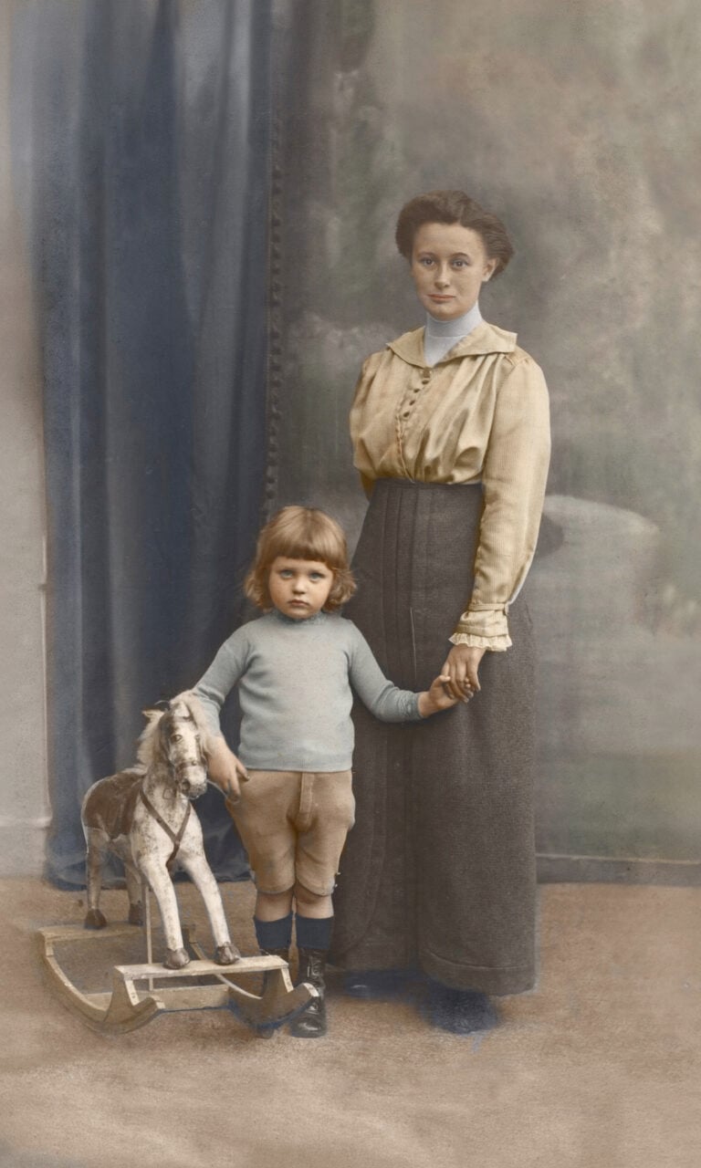 Dare nuova vita a cartoline d&rsquo;epoca trovate nei mercatini. Succede in una mostra a Milano