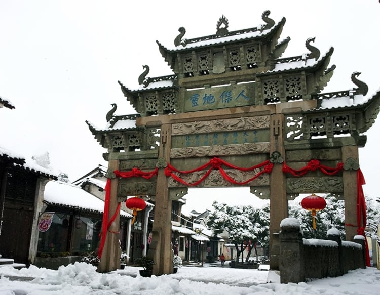Paifang, costruito alla fine della dinastia Ming, si trova nell'antica città di Huishan, a Wuxi, nella provincia di Jiangsu. Foto di 記小三