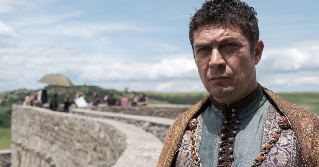 Riccardo Scamarcio sul set del film La meraviglia del mondo, al Castello di Melfi in Basilicata. © Massimo Ruggiero