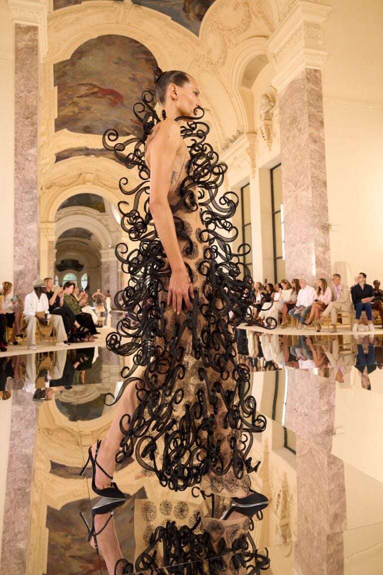 Alle sfilate di Parigi &egrave; andata in scena la forma pi&ugrave; nobile della moda: quella tra arte e storia&nbsp;