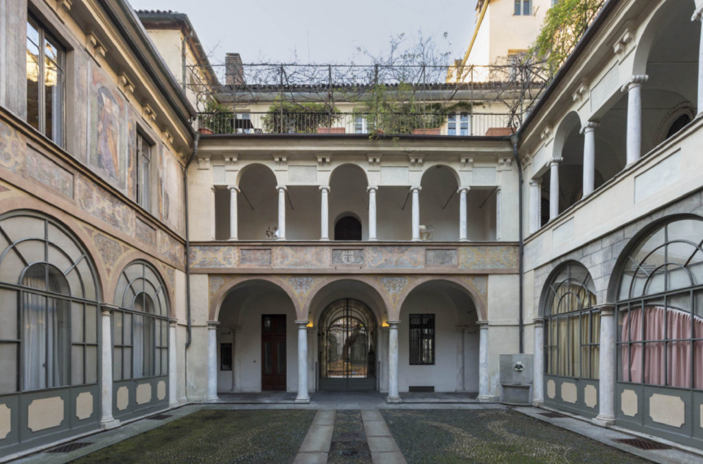A Torino un palazzo storico è diventato spontaneamente un polo per l’arte e la cultura contemporanea