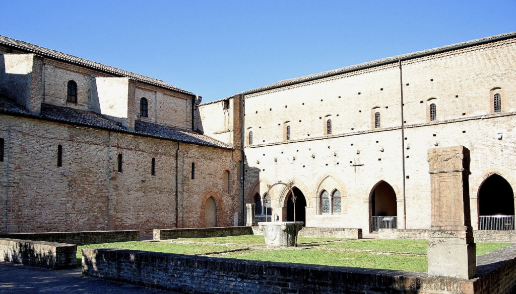 Tornano visibili gli affreschi all’Abbazia di Pomposa in provincia di Ferrara. Le immagini 