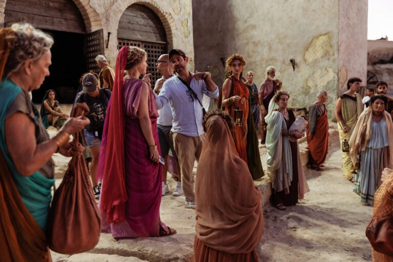 Tom Hiddleston racconta Pompei nella serie su Disney+. Courtesy National Geographic - Darrin Zammit Lupi