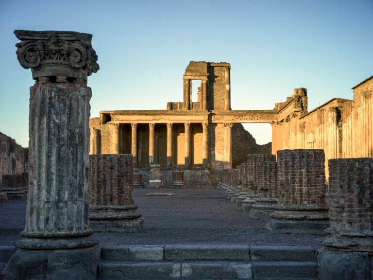 Tom Hiddleston racconta Pompei nella serie su Disney+. Courtesy National Geographic, photo Paolo Verzone