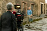 Tom Hiddleston racconta Pompei nella serie su Disney+. Courtesy National Geographic, photo Paolo Verzone