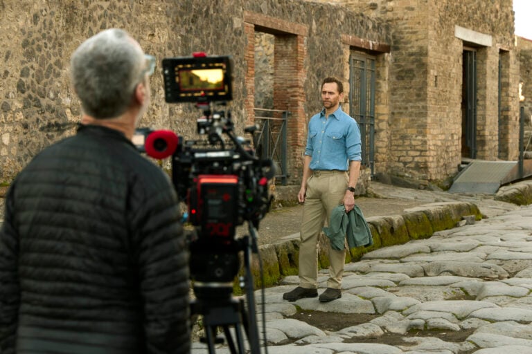 Tom Hiddleston racconta Pompei nella serie su Disney+. Courtesy National Geographic, photo Paolo Verzone