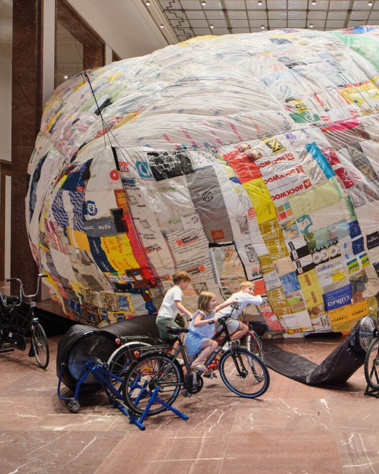 Il grande artista Tom&aacute;s Saraceno &egrave; in mostra a Monaco di Baviera: arte, ecologia e nuove cosmologie&nbsp;