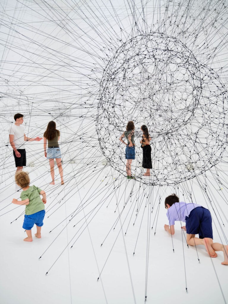 Il grande artista Tom&aacute;s Saraceno &egrave; in mostra a Monaco di Baviera: arte, ecologia e nuove cosmologie&nbsp;