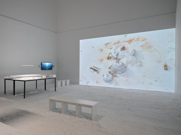 Il grande artista Tom&aacute;s Saraceno &egrave; in mostra a Monaco di Baviera: arte, ecologia e nuove cosmologie&nbsp;