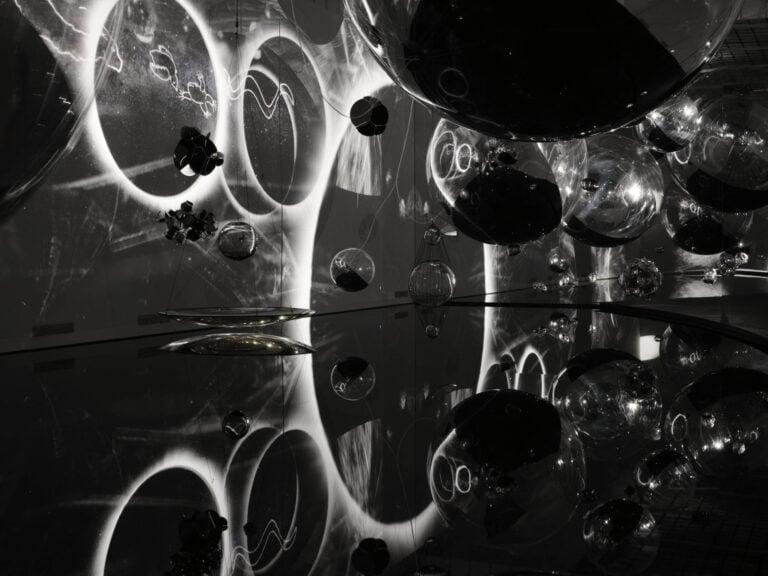 Il grande artista Tom&aacute;s Saraceno &egrave; in mostra a Monaco di Baviera: arte, ecologia e nuove cosmologie&nbsp;