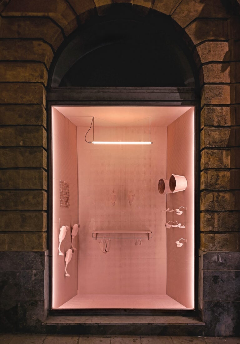 Tony Lombardo, Teratoteca, 2026. Resina, ferro, legno. Installazione site-specific in una vetrina del Museo RISO, Palermo