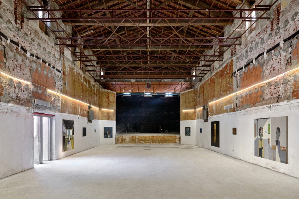 A Cremona si tengono delle mostre d’arte contemporanea in un decadente teatro parrocchiale chiuso da 40 anni