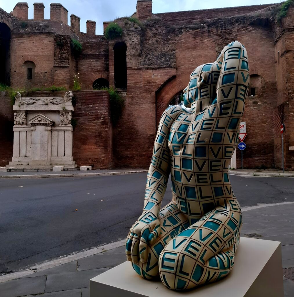 La medusa di Jago a Capri e i crostacei di Colbert a Pompei. Riecco l’estate del brutto e del banale