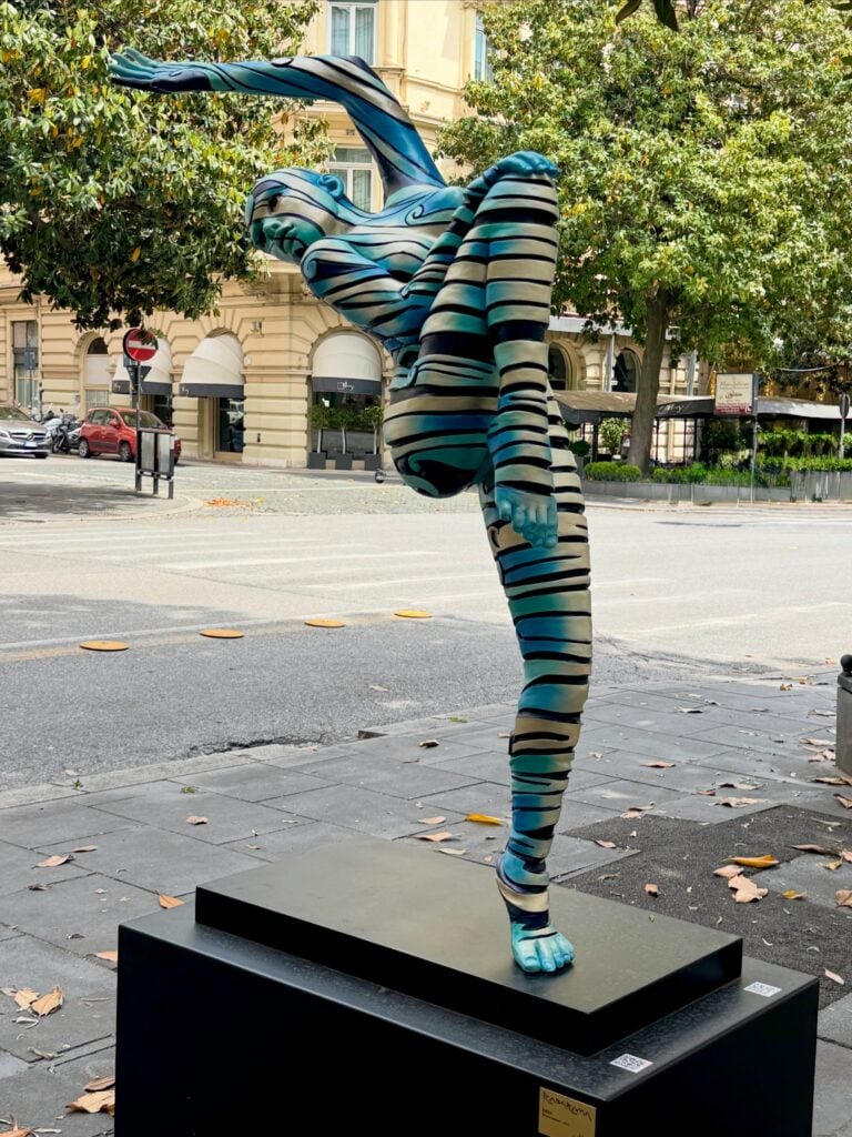 Una scultura di Rabarama in Via Veneto, Roma