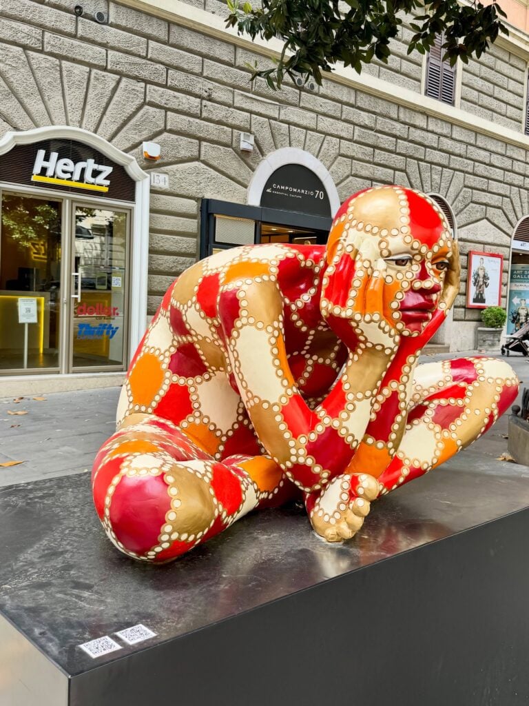 Una scultura di Rabarama in Via Veneto, Roma