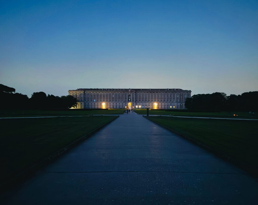 Visitare la Reggia di Caserta. Solo per due volte in agosto alle 4 e 30 del mattino (pure con la musica)