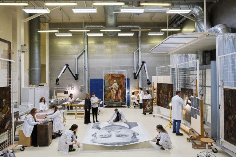 Venaria Reale (Torino), Fondazione Centro per la Conservazione ed il Restauro dei Beni Culturali "La Venaria Reale". Laboratorio Dipinti su tela. Movimentazione dell&rsquo;opera di grande formato The Casual Passer by (1971&ndash;1986) di Braco Dimitrijević, appartenente alla collezione Terrae Motus della Reggia di Caserta, e attivit&agrave; di diagnostica e restauro su dipinti del XVII e XVIII secolo. Sullo sfondo, Ritratto del Doge Gio. Francesco II Brignole Sale di Jacopo Antonio Boni (Musei di Strada Nuova, Genova)