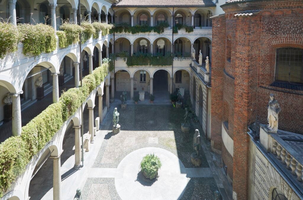 Veneranda Biblioteca Ambrosiana. Cortile degli Spiriti Magni. Vista generale