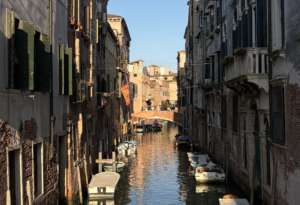 A Venezia hanno appena aperto tre nuovi spazi culturali da seguire (c’è pure uno speakeasy dell’arte) 