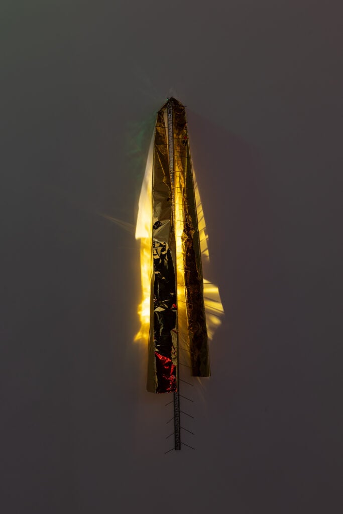 Bruna Esposito, In Light of Facts, 2026. Coperta isotermica, dissuasore per uccelli, lampada a LED. Courtesy Wizard Gallery, Milano. Courtesy della foto: Magazzino Italian Art, foto di Marco Anelli e Tommaso Sacconi.