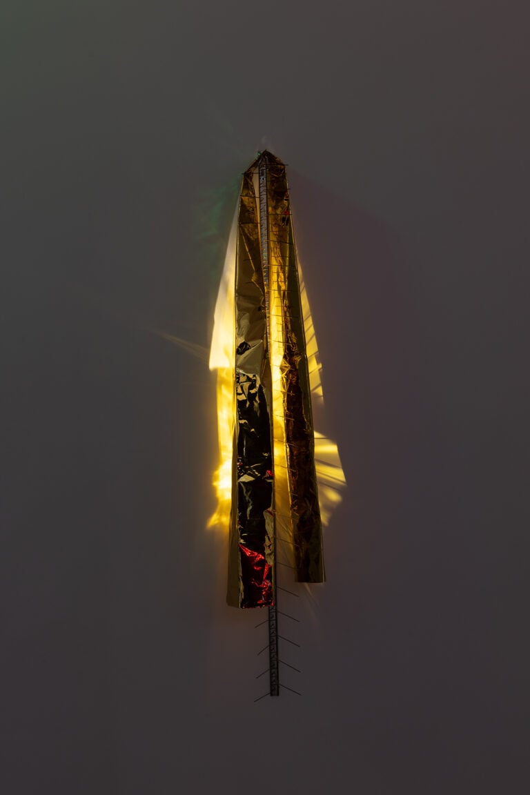 Bruna Esposito, In Light of Facts, 2026. Coperta isotermica, dissuasore per uccelli, lampada a LED. Courtesy Wizard Gallery, Milano. Courtesy della foto: Magazzino Italian Art, foto di Marco Anelli e Tommaso Sacconi.