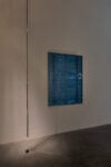 A sinistra: Bruna Esposito, Deterrente, pausa, sasso, 2014. Dissuasore per uccelli, pietra. A destra: Cielo, 2014. Banco da mercato, dissuasore per uccelli. Courtesy of Magazzino Italian Art, foto di Marco Anelli e Tommaso Sacconi