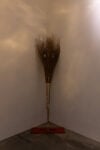 Bruna Esposito, Sogni, 2014. Scope, stoino, scarpe, specchio rotto. Courtesy Wizard Gallery, Milano. Courtesy della foto: Magazzino Italian Art, foto di Marco Anelli e Tommaso Sacconi