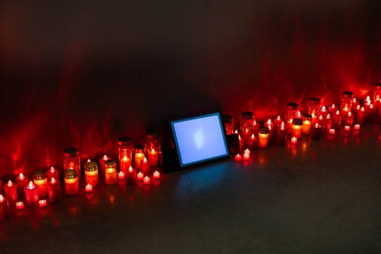 Bruna Esposito, Oltremare (sotto terra vulnerabili), 2006-2011. Video in loop con audio, monitor, sacchetti di riso, lumini da cimitero, rame, seta. Courtesy of Wizard Gallery, Milano. Photograph by Marco Anelli and Tommaso Sacconi. Photo courtesy of Magazzino Italian Art