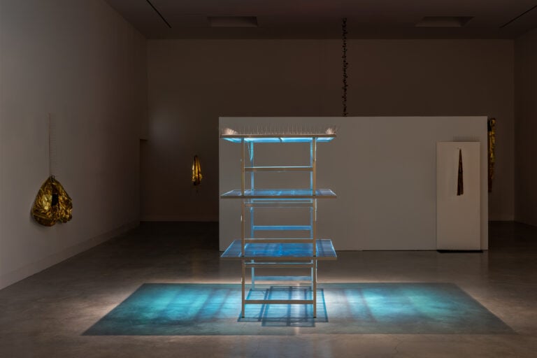 Bruna Esposito, Apice, 2014. Tre banchi da mercato, dissuasori per uccelli. Courtesy of Wizard Gallery, Milano. Photograph by Marco Anelli and Tommaso Sacconi. Photo courtesy of Magazzino Italian Art