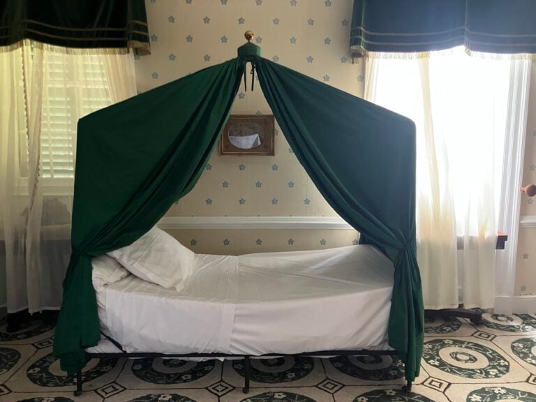 Il viaggio di Luca Vitone in barca a vela sulle tracce di Napoleone, l'arrivo all'isola di Sant'Elena. Il letto di Napoleone