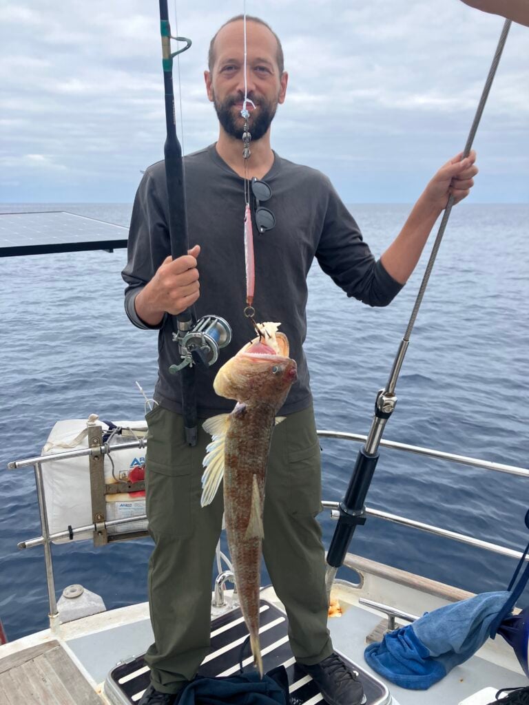 Il viaggio di Luca Vitone in barca a vela sulle tracce di Napoleone, l'arrivo all'isola di Sant'Elena. Elvio con il suo primo pesce