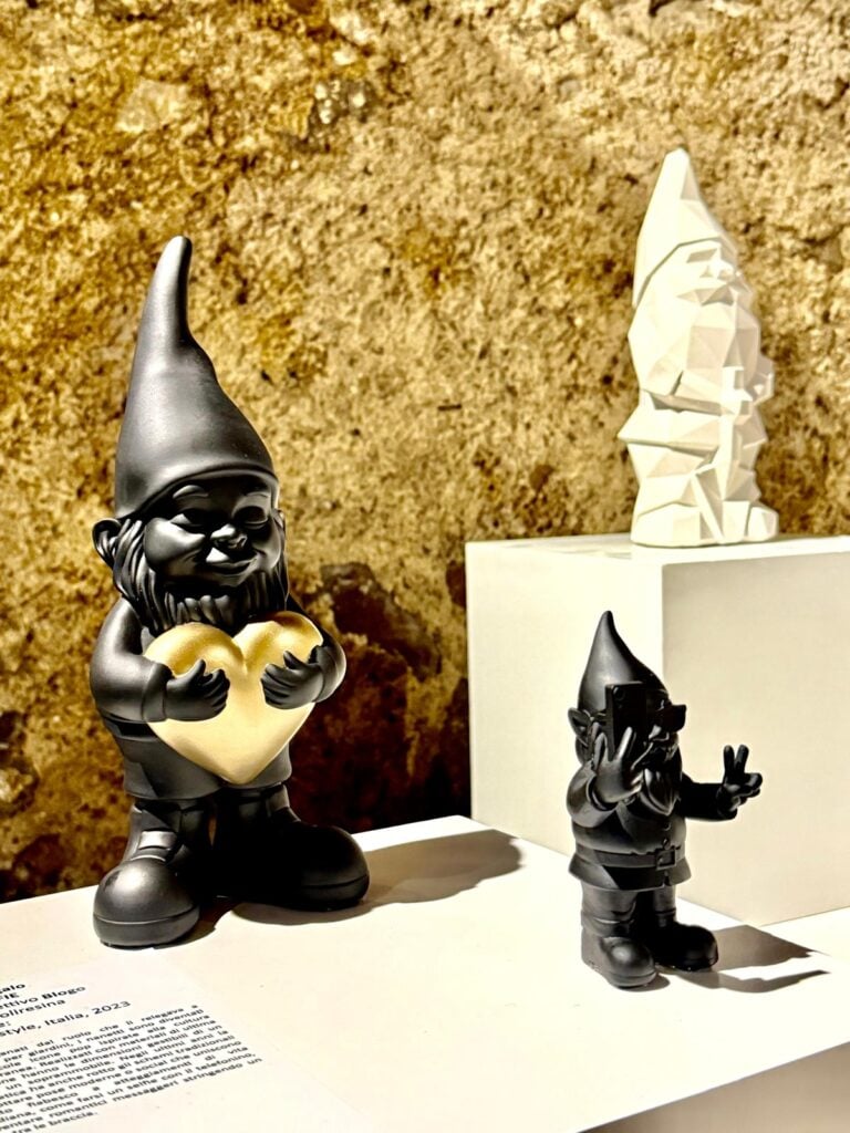 Uno scatto della mostra Nani da giardino: design o cattivo gusto? a Tarvisio, photo Alessandro Paderni