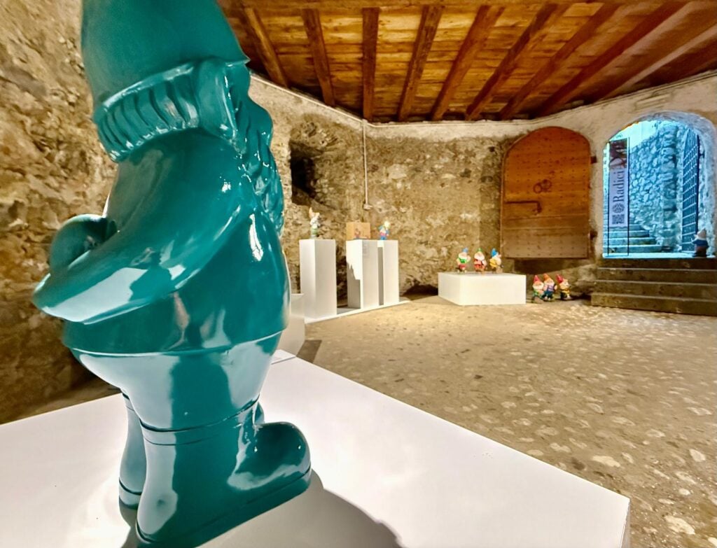Uno scatto della mostra Nani da giardino: design o cattivo gusto? a Tarvisio, photo Alessandro Paderni