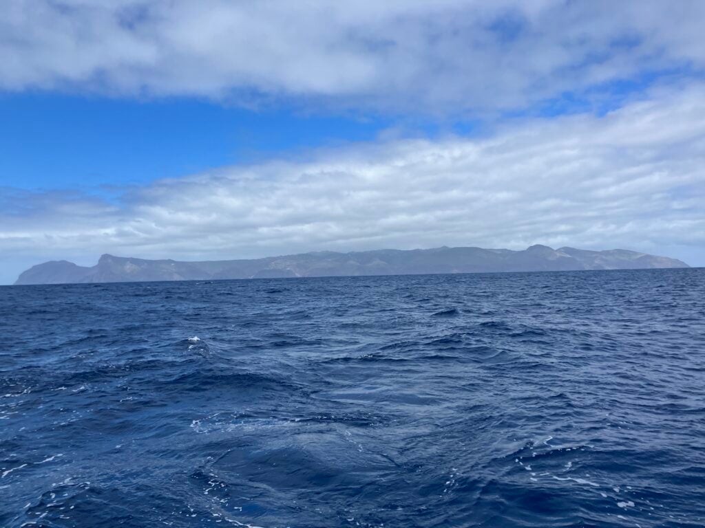 Il viaggio di Luca Vitone in barca a vela sulle tracce di Napoleone, l'arrivo all'isola di Sant'Elena