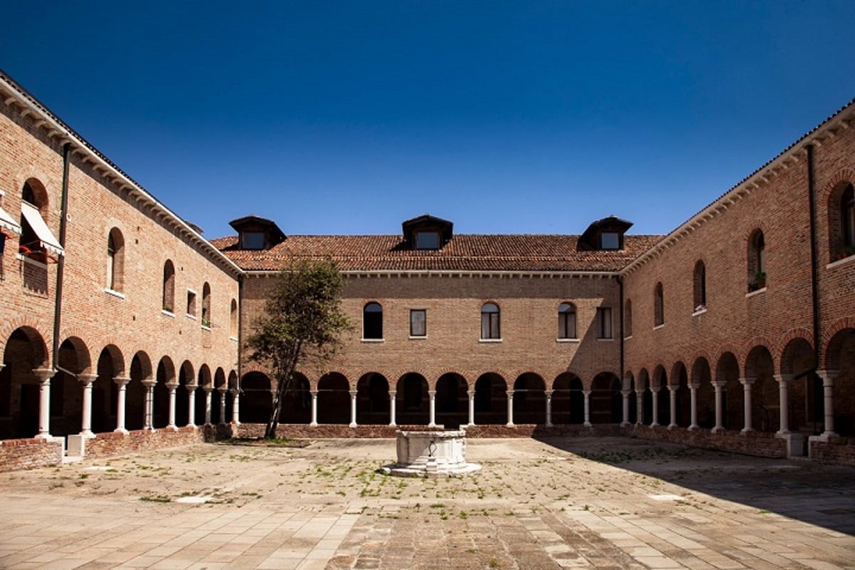 https://www.artribune.com/wp-content/uploads/2026/08/2-cortile-ex-convento-dei-santi-cosma-e-damiano-giudecca-di-venezia-1.jpg