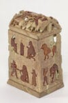 Cofanetto con inserti figurati Belmonte Piceno, VI sec. a.C. (560-540 a.C.) Avorio intarsiato e inserti figurati in ambra con lamina metallica 15,7 x 10 x 6,7 cm Museo Archeologico Nazionale delle Marche, Ancona Soprintendenza Archeologia, Belle Arti e Paesaggio per le province di Ascoli Piceno, Fermo e Macerata. Foto Joachim Weidig (Universit&agrave; di Friburgo)