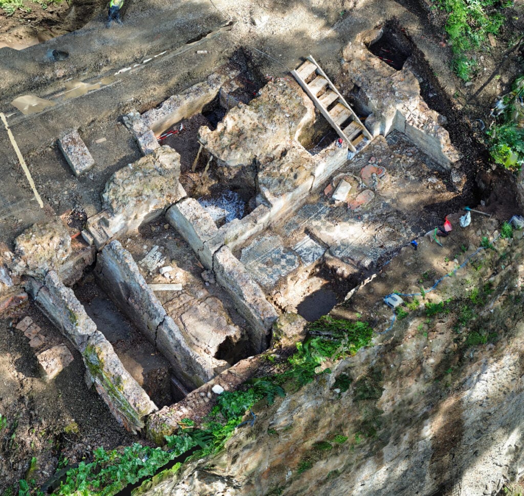 Importante ritrovamento archeologico a Roma: mosaici e affreschi riemergono sotto Villa Celimontana durante un cantiere