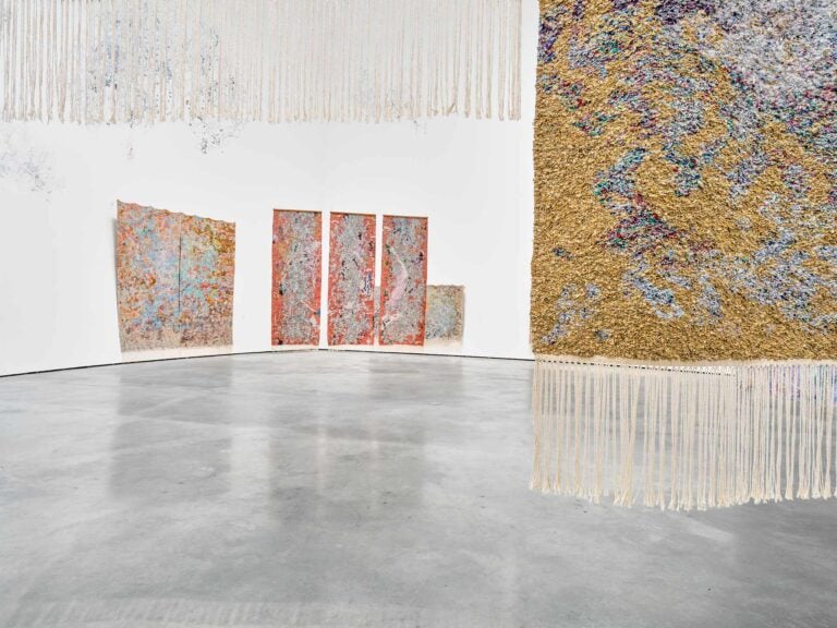La mostra di Igshaan Adams, Levantando el polvo. El archivo del cuerpo, al Guggenheim Bilbao. Credits: Guggenheim Museum Bilbao