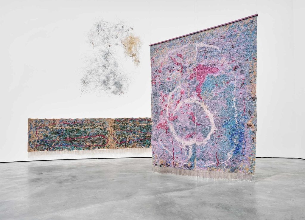 Quando il corpo diventa pittura. Succede nella mostra di Igshaan Adams a Bilbao