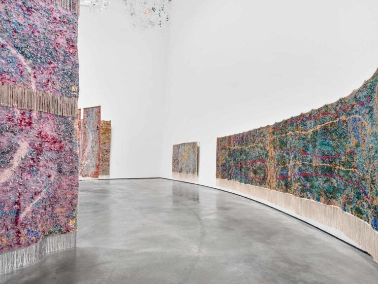 La mostra di Igshaan Adams, Levantando el polvo. El archivo del cuerpo, al Guggenheim Bilbao. Credits: Guggenheim Museum Bilbao