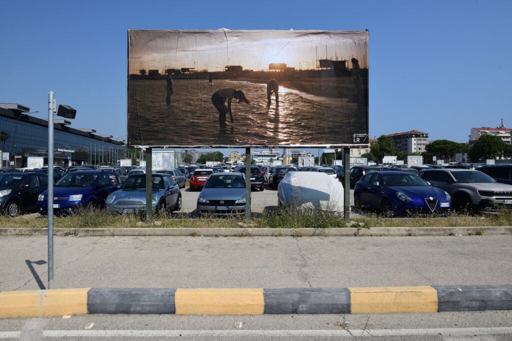 Matteo Fato, Le immagini nutrono le cose che rappresentano, 2025. N. 6 affissioni pubbliche a Pescara, manifesti 600 x 300 cm (ognuno). Foto Michele Alberto Sereni . Courtesy dell’artista; Fondazione La Rocca. Il difficile è dimenticare ciò che si è visto per casa (Ritratto di Pescara per caso), una mostra diffusa di Matteo Fato, a cura di Simone Ciglia. Fondazione La Rocca, Pescara