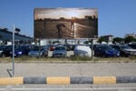 Matteo Fato, Le immagini nutrono le cose che rappresentano, 2025. N. 6 affissioni pubbliche a Pescara, manifesti 600 x 300 cm (ognuno). Foto Michele Alberto Sereni . Courtesy dell&rsquo;artista; Fondazione La Rocca. Il difficile &egrave; dimenticare ci&ograve; che si &egrave; visto per casa (Ritratto di Pescara per caso), una mostra diffusa di Matteo Fato, a cura di Simone Ciglia. Fondazione La Rocca, Pescara