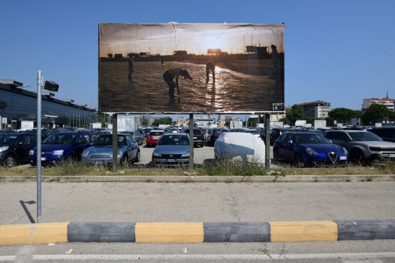Matteo Fato, Le immagini nutrono le cose che rappresentano, 2025. N. 6 affissioni pubbliche a Pescara, manifesti 600 x 300 cm (ognuno). Foto Michele Alberto Sereni . Courtesy dell&rsquo;artista; Fondazione La Rocca. Il difficile &egrave; dimenticare ci&ograve; che si &egrave; visto per casa (Ritratto di Pescara per caso), una mostra diffusa di Matteo Fato, a cura di Simone Ciglia. Fondazione La Rocca, Pescara