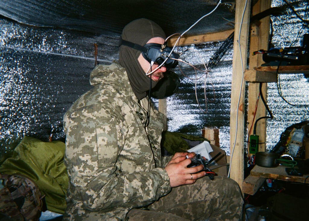 “Nessuno nasce per la guerra”. Parla il fotografo ucraino vincitore del premio del festival PhEST