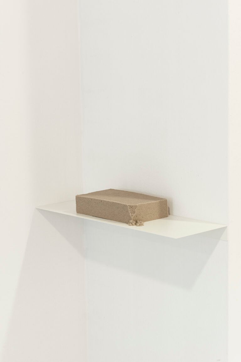 Alice Pedroletti, DIN DIN (Mattone ottametrico di Ernst Neufert), Scultura in sabbia cinetica, Installation view - MAC Lissone, 2019; Courtesy of ATRII